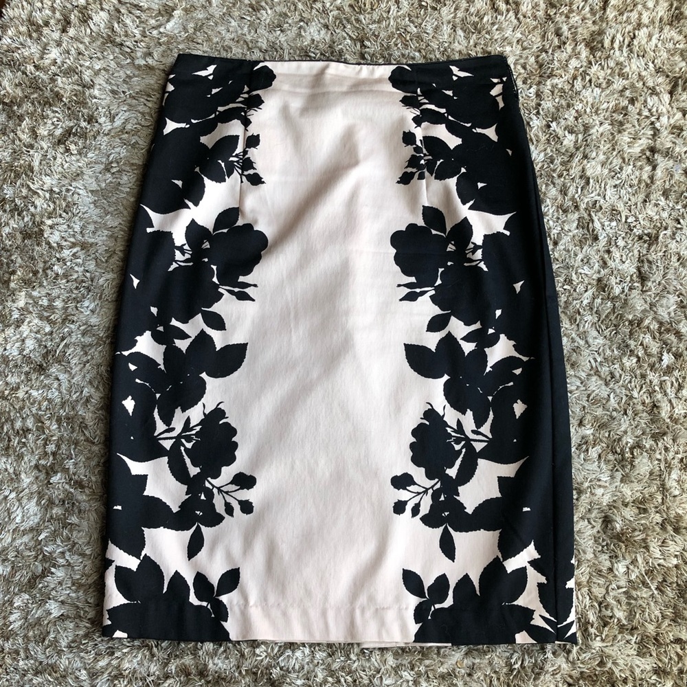 Floral nude/ black pencil skirt. Sz. 2